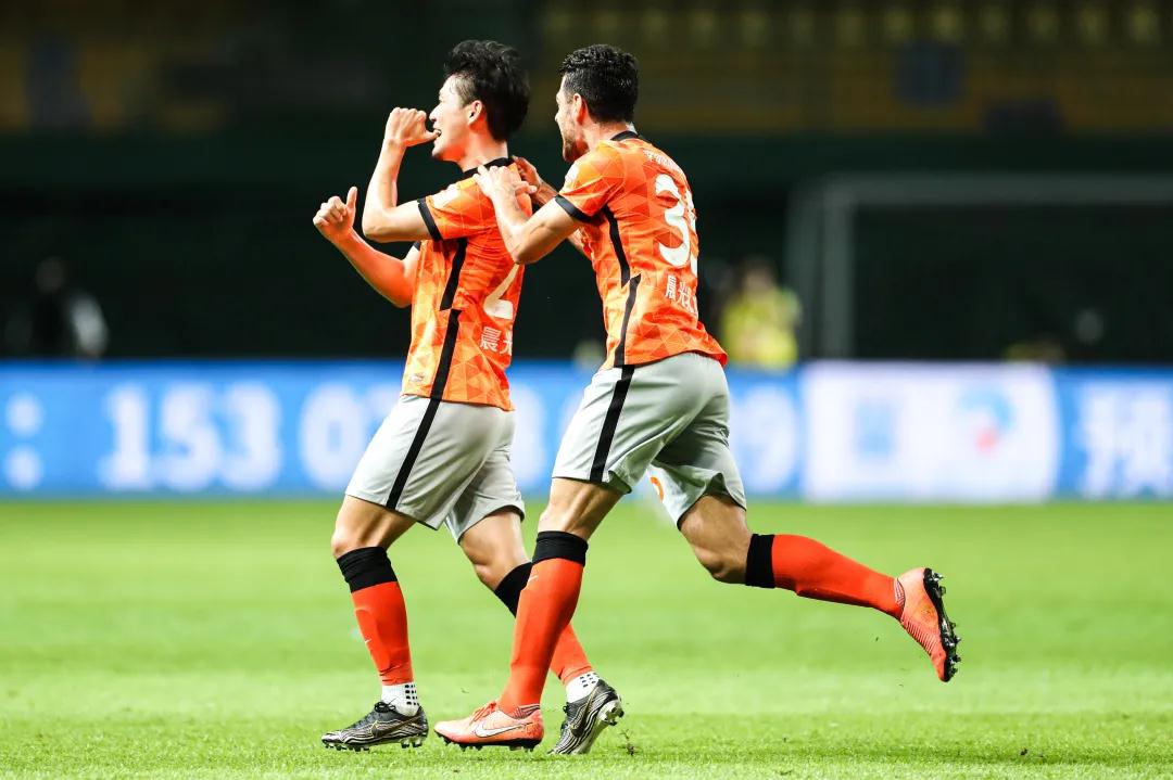 ميلان يوفنتوس مباشرمواجهة كلاسيكو إيطاليا الملتهبة